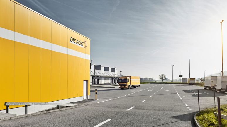Das IMS-Gebäude mit einem Postwagen daneben